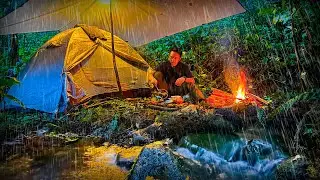 Camping Saat Hujan  Sambil Makan Mie Goreng Nyemek Pedas | Nikmat Banget