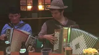 Veitl Douni-Oimhittn-Musi-mit Bubi-Gruss aus Werdenfels