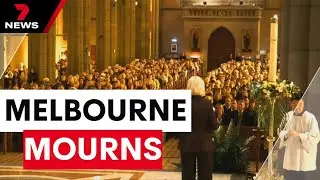 Thousands of mourners gather in Melbourne to farewell Pope Francis | 7NEWS