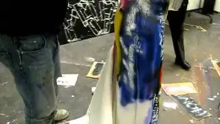 Henk Veen beschilderd jurk met Nelly Frijda voor goede doel   AAAmsterdam film 1