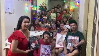 CHRISTMAS PARTY | EXCHANGING GIFTS | TIN AMOR