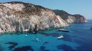 Drone footage of Polyegos island. &Sigma;&tau;&eta; &mu;&alpha;&gamma;&epsilon;&upsilon;&tau;&iota;&kappa;ή &Pi;&omicron;&lambda;ύ&alpha;&iota;&gamma;&omicron;.