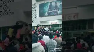 Saho movie ki ticket ki Bheed