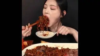 Black Bean Noodles, beef & Kimchi 🤤 #satisfying #asmr #mukbang #bigbites #noodles  @EatwithBoki