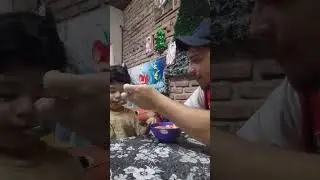 Comiendo ensalada de frutas con eithan 😋😋😋