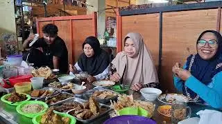 Makan sayur asem di pasar Pagi Tegal