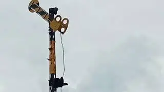 KA Gajayana dan KA Malioboro ekspres melintasi stasiun Wlingi 