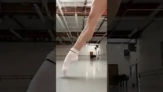 PREPPING 🦶🏼TO DANCE #ballerina#ballet#warmup#dancer#training#cramps#howto#didyouknow