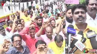 ரேஷன் கடை பணியாளர்கள் காத்திருப்பு போராட்டத்தில் ஈடுபட்டுள்ளனர்.