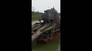 Bucket type gold dredger