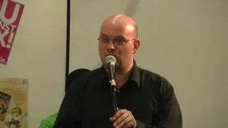 Alex Dreppec sagt beim Poetry-Slam Ja zur Jauche