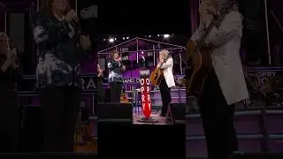 СРОЧНО: Кэти Мэттеа приглашает Сьюзи Боггусс стать следующим участником Grand Ole Opry!