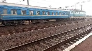 ЧС4-110 с поездом 133/134 Николаев - Рахов прибывает на станцию Дубно Украина 14.09.2021