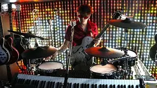 how does this one man band do it?