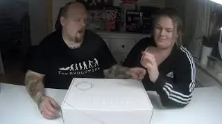 Herr och fru Stamp-E testar Box Of Surprise Fikal&aring;da fr&aring;n CoolStuff nam nam krabbigt med kagor :D