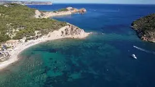 Cala de la Barraca en Xàbia: aguas cristalinas y un paisaje de icónicas casas blancas