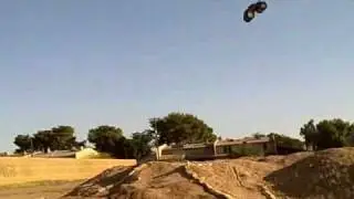 Testing the new TCS 5mm Flux Chassis for HPI Savage Flux - Big air jumping and bashing