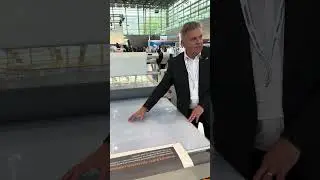 Bruce fra Vivid demonstrer den unikke EasyMount Hybrid laminator og applikator på Drupa messen