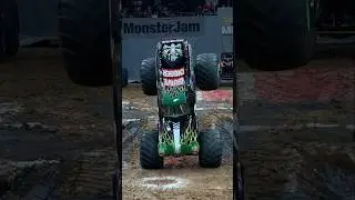 GRAVE DIGGER COMBO KING 🏴&zwj;☠️⚔️🔥 #monsterjam #stunt #monstertruck #gravedigger #shorts #ytshorts