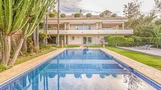 Frontline Golf Villa with Expansive Spaces in Rio Real, Marbella East