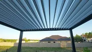 Motoriz&aacute;lt lamell&aacute;s Alusystem SB350 pergola