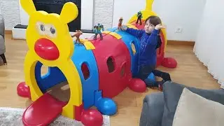 Tırtıl tünelin üstündeki süper kahramanlar.Fatih Selim hangi oyuncakları seviyor.