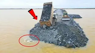 Bulldozer SHANTUI charges through Making A Long Road In Canal tasks