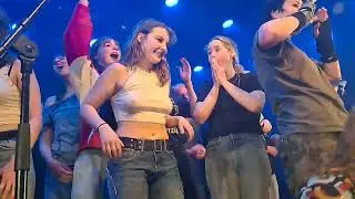 Lambrini Girls - Bad Apple - live @ Melkweg Amsterdam 14.03.2025 STAGE INVASION