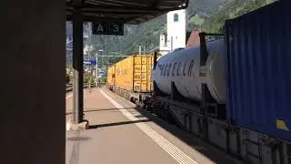 Re 193 mit Guterzug - Bahnhof Fl&uuml;elen.