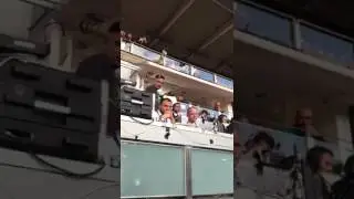 Narrador da Fox &eacute; hostilizado por torcedor Colorado no jogo do Bar&ccedil;a e Real