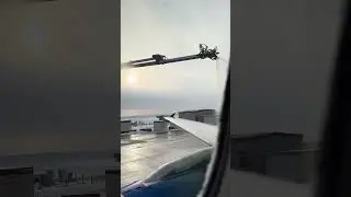 Forklift Deicing a United Flight Before Takeoff | Snowy Airport Day #snow #aviation #airplane