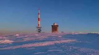 Zauberhafter Winter im Harz. Sonnenaufgang auf dem Brocken.