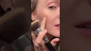 This highlighter is beautiful! #selestiabeauty #makeuphighlighter #makeuphacks #divinevhighlighter