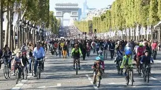 France: crowds throng streets of Paris in car-free day