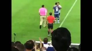 Usa - Argentina 0:4 - Pitch invader bows down & hugs Messi- COPA AMERICA Centenario - 22.06.2016