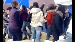 Professore suona il sax a scuola