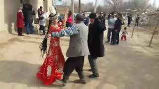 Масқара!😮😮😮😮😮Екі ата жап-жас қызбен биледі