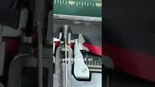 Устранение неполадок с залипающими клавишами на портативной клавиатуре Smith-Corona 1950-х годов ...