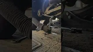 rear drop links replacement on the daily #volvov70d5 #volvo #cargirl #turbodiesel #diy #volvop2