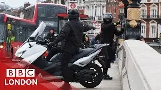Банда, похитившая мальчиков на мопедах, попала в тюрьму &mdash; BBC London
