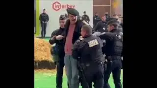 An old #farmer vs 3+1 young #policemen at the Paris agriculture fair #demonstration #farmers #paris