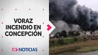 Al menos 40 CASAS EN RIESGO por voraz incendio en bodega de ropa usada en Concepción