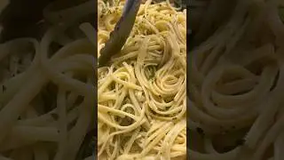 Ali Slagle&rsquo;s Lemon-Garlic Linguine recipe is in the description 🍋🧄 #cooking
