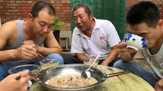 【食味阿远】花8小时做的猪肚鸡，阿远费工夫了，四叔问这是喝汤还是吃肉？ | Shi Wei A Yuan