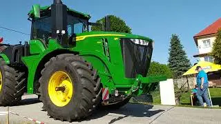 Př&iacute;jezd kolov&eacute;ho traktoru John Deere 9R do Ř&iacute;mova od Strom Praha - Studenec 31.5.2025