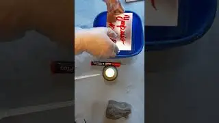 experimento del cloruro f&eacute;rrico concentrado sobre una placa de cobre para circuitos