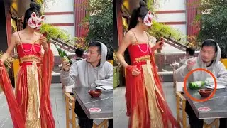 The Beautiful Waitress Got The Beer Bottle During Her Performance, The Guy Was Shocked#hanfu #funny