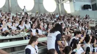 galera cantando aguardando o show da Shamu no Sea World