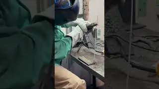 Зажигание дуги #сварка #сварщик #женщина-сварщик