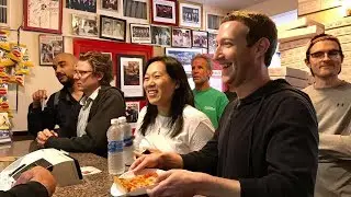 Марк Цукерберг проводит прямую трансляцию на Facebook, посещая Гарвард и посещая бывшее общежитие